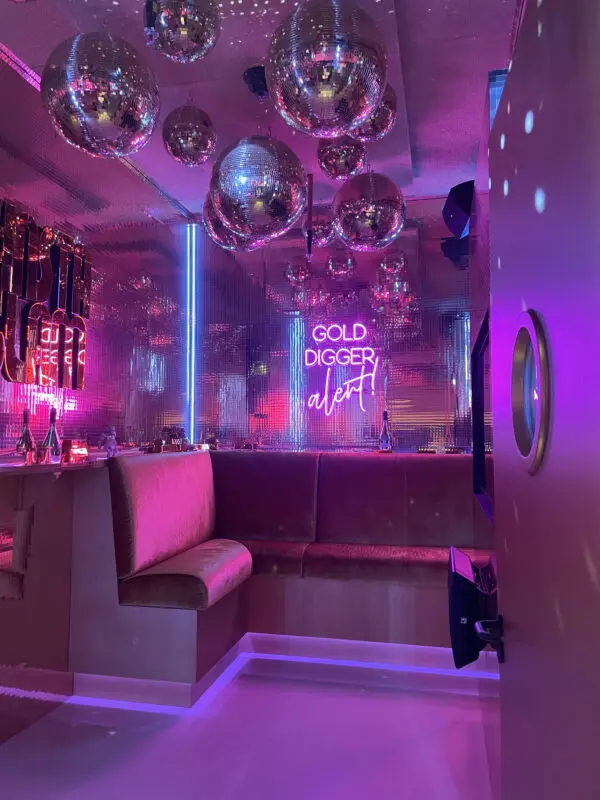 Golden karaoke room met discoballen
