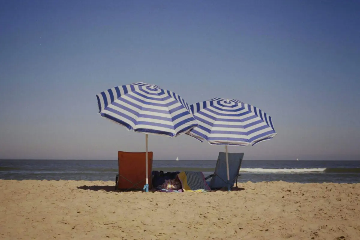 vakantie nederland strand parasol umbrella