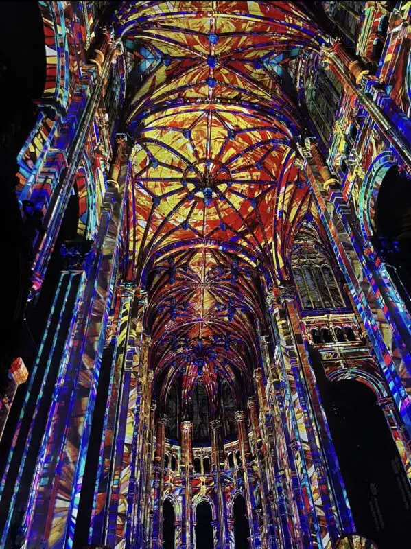 lichtshow kerk Parijs