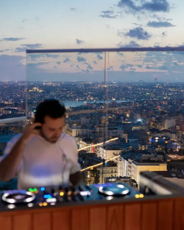 upperist rooftop bar istanbul dj aan het draaien
