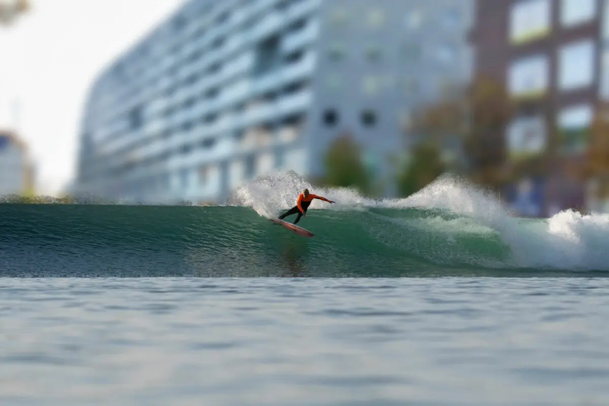 Surfer in de wavepool van Rif010