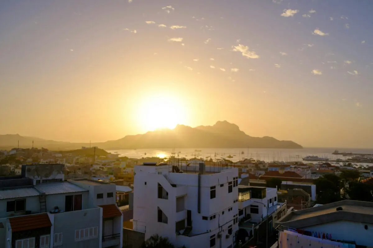 Uitzicht over de baai van Mindelo zonsondergang São Vicente Kaapverdië