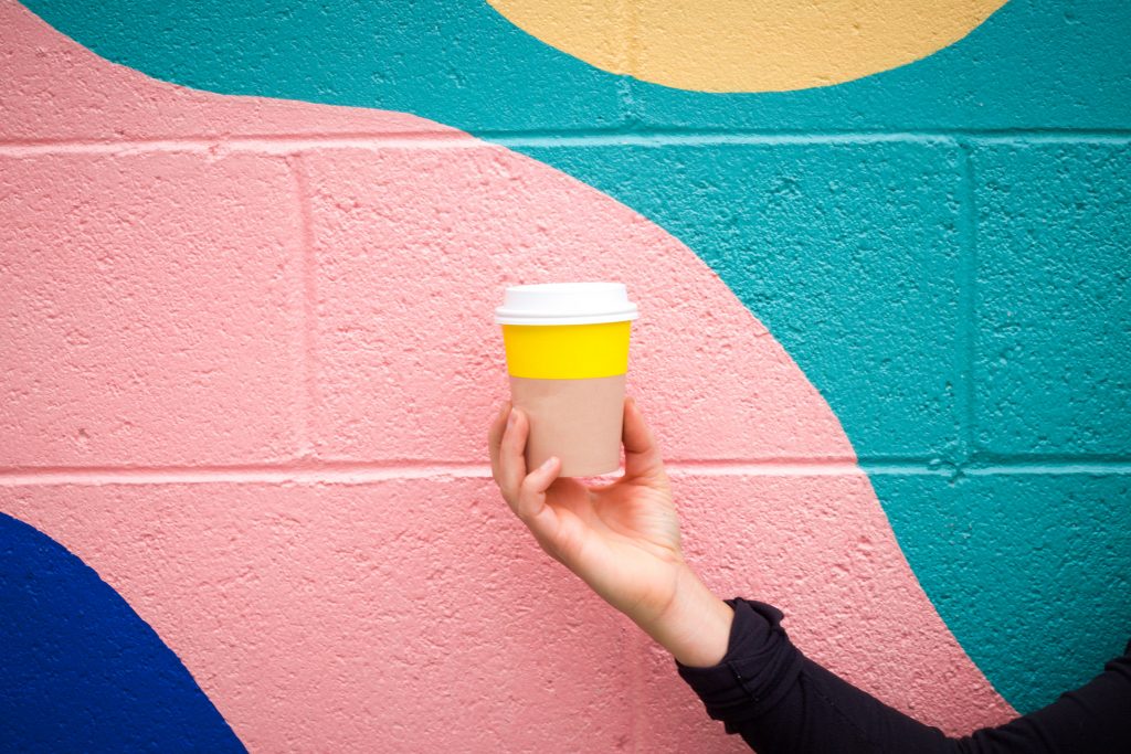 Koffiekopje voor gekleurde muur
