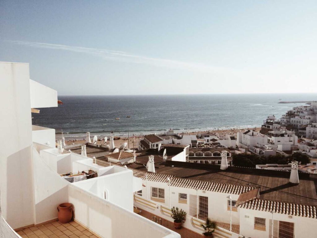 Het strand van Albufeira in Portugal