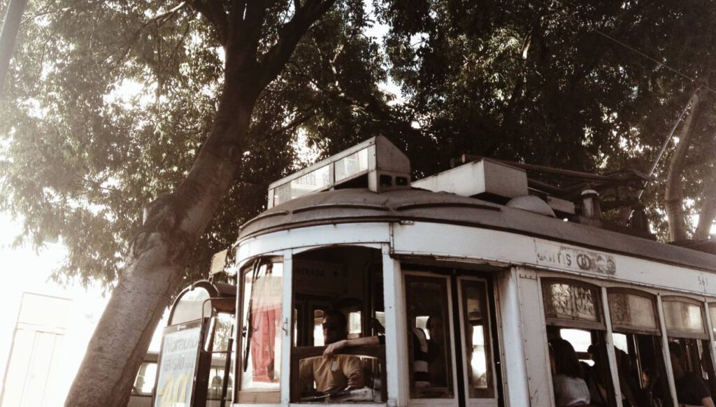 Tram in Lissabon in Portugal