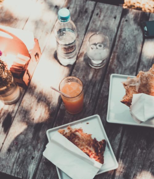 Picknicken (of gewoon borrelen) met het De Tropen picknick-borrel-pakket bij De Tropen café-restaurant Amsterdam