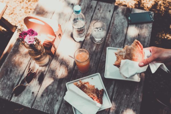 Picknicken (of gewoon borrelen) met het De Tropen picknick-borrel-pakket bij De Tropen café-restaurant Amsterdam