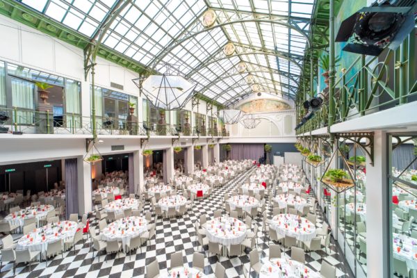 Arabisch tafelen in de verborgen parel van hartje Amsterdam: de wintertuin van Hotel Krasnapolsky