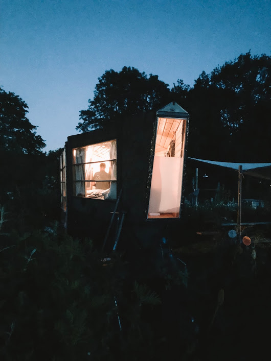 Het observatiehuisje in het donker