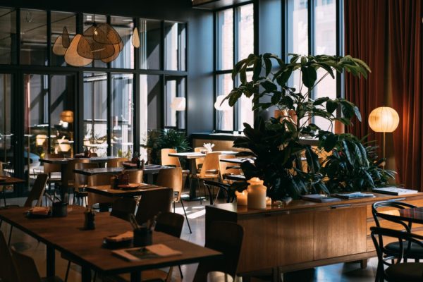 Is het een hotel? Is het een restaurant? Is het een vliegtuig? Nieuw: Yust Antwerpen