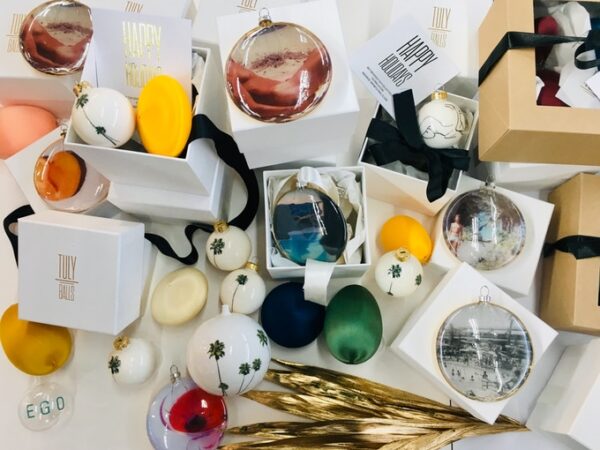 De ballen van Tuly in Barts (kerst)boom