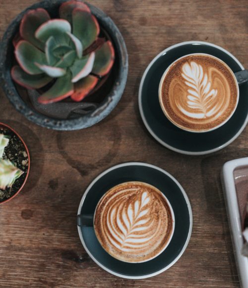 Lekkerste take out koffie adresjes (met wat lekkers) in Amsterdam