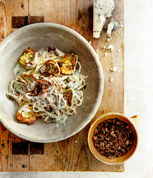Barts Kookboekje (<30 min): spaghetti met artisjok, gorgonzola en krokante pompoenpitten