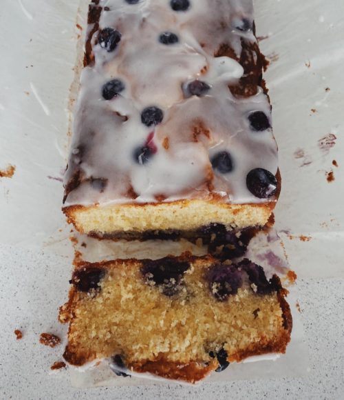 Aan de bak! de lekkerste Bosbessenamandelcitroencake maak je zo