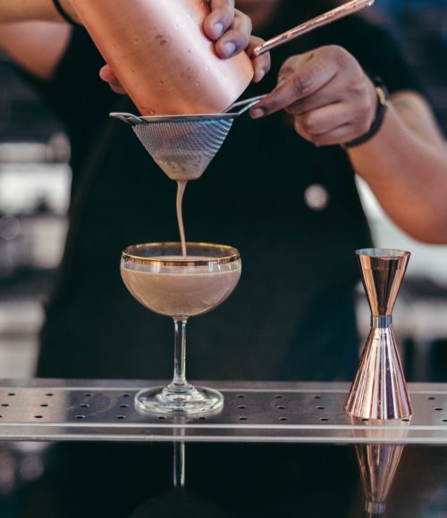Mixen, shaken, schenken! Tips om je eigen cocktails at home te maken (of bestellen)