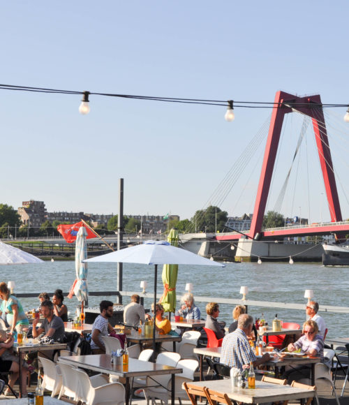 Het leukste pop-up zomerterras van Rotterdam staat weer aan: A La Plancha is back!