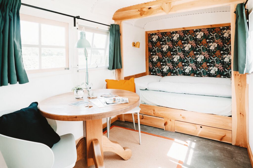 Logeren in een pipowagen op de Veluwe interieur bed