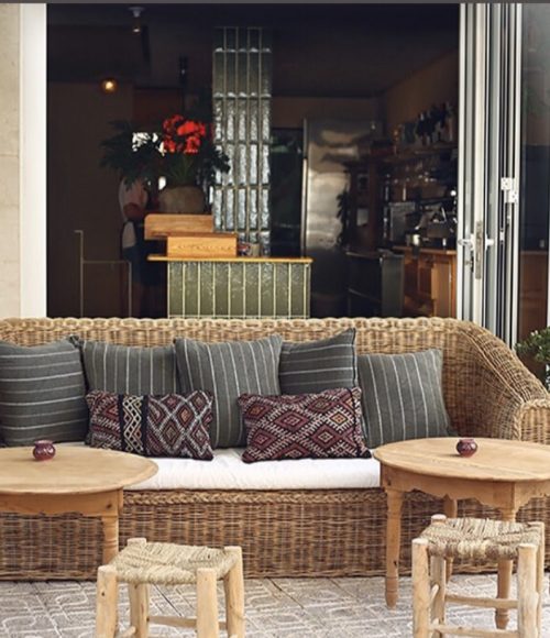 nieuwe spaanse vrienden maak je bij restaurant Hambrë op Ibiza