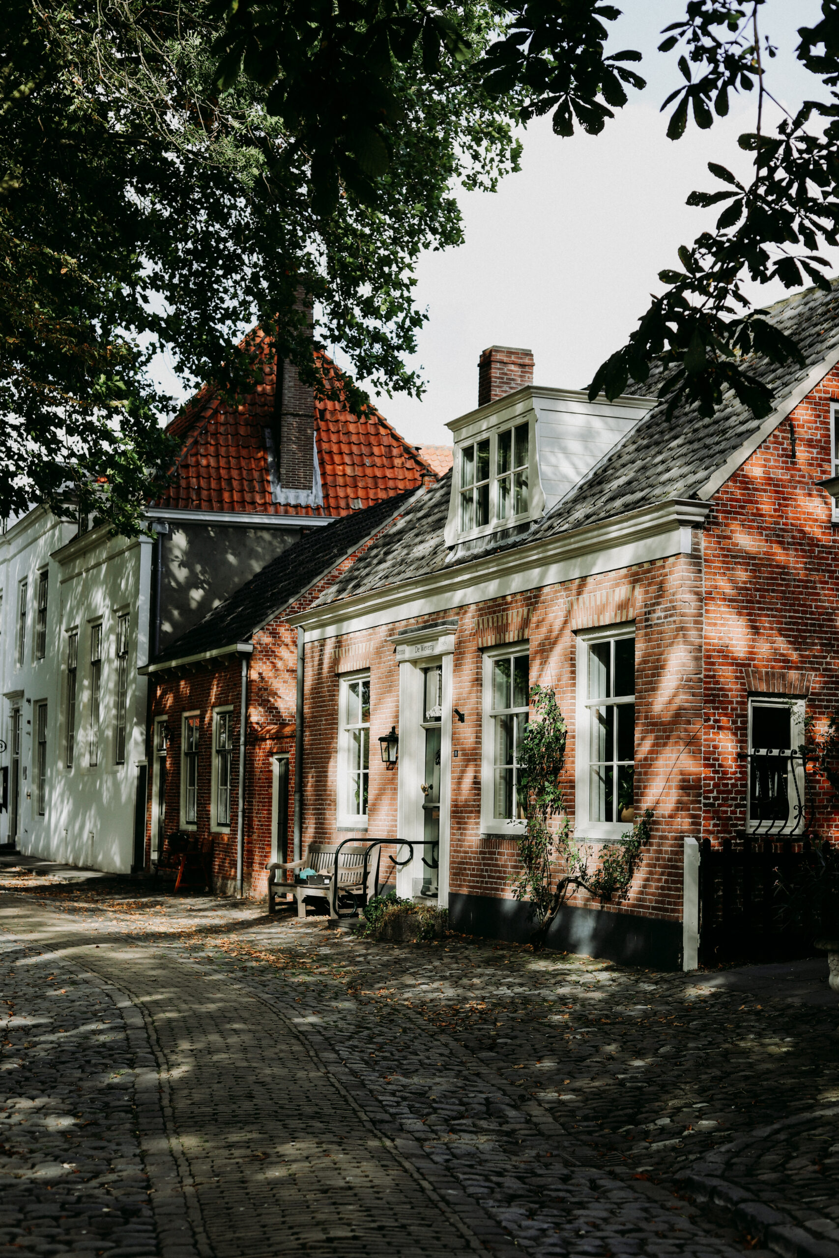 Schaduw op de huizen in Veere