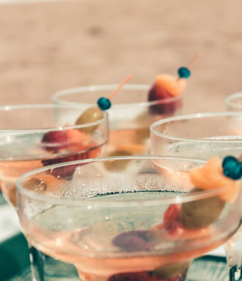 Mixen, shaken, schenken! Tips om je eigen cocktails at home te maken (of bestellen)