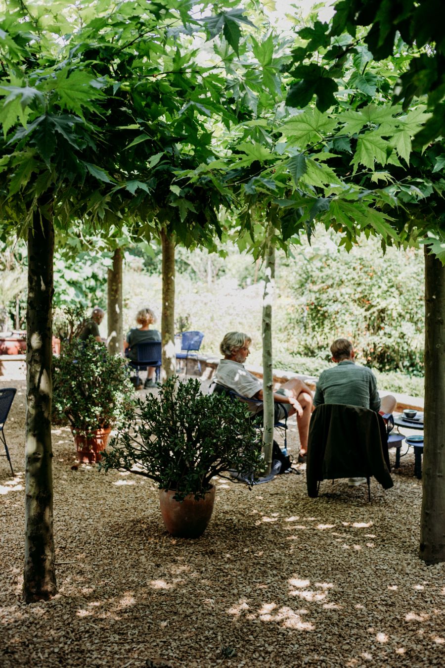 Een terras bij de tuin