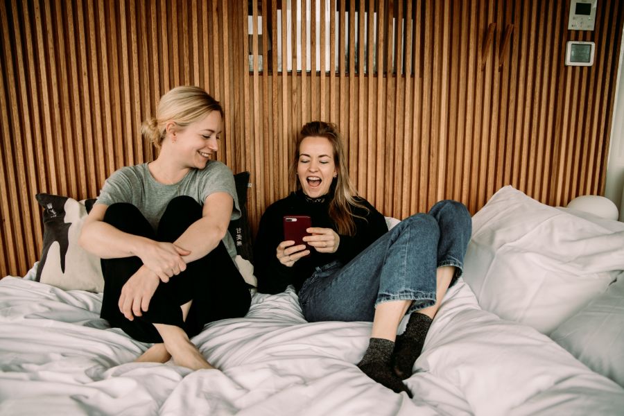 Manon en Kirsten in Sweets Hotel