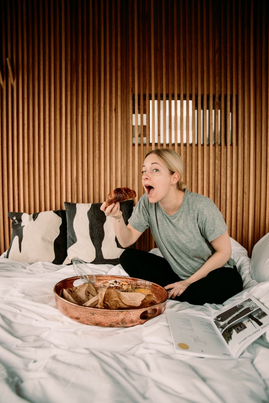 Manon aan het ontbijt bij Sweets Hotel