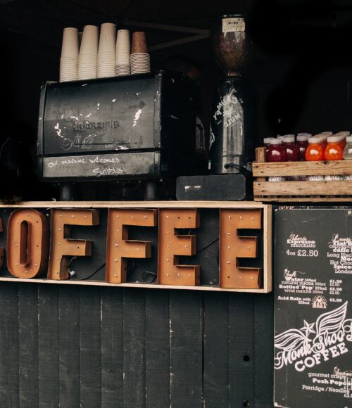 Lekkerste take out koffie adresjes (met wat lekkers) in Amsterdam