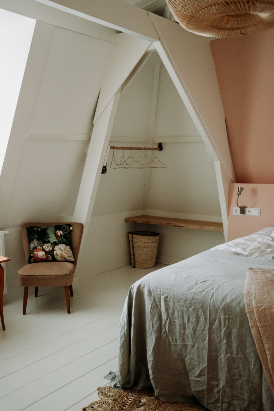 Hoekje in een kamer van hotel Stadsherberg Alphen