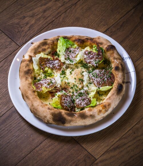 De Amsterdamse pizzabar No Rules neemt je mee op avontuur (en ze bezorgen nu ook thuis)