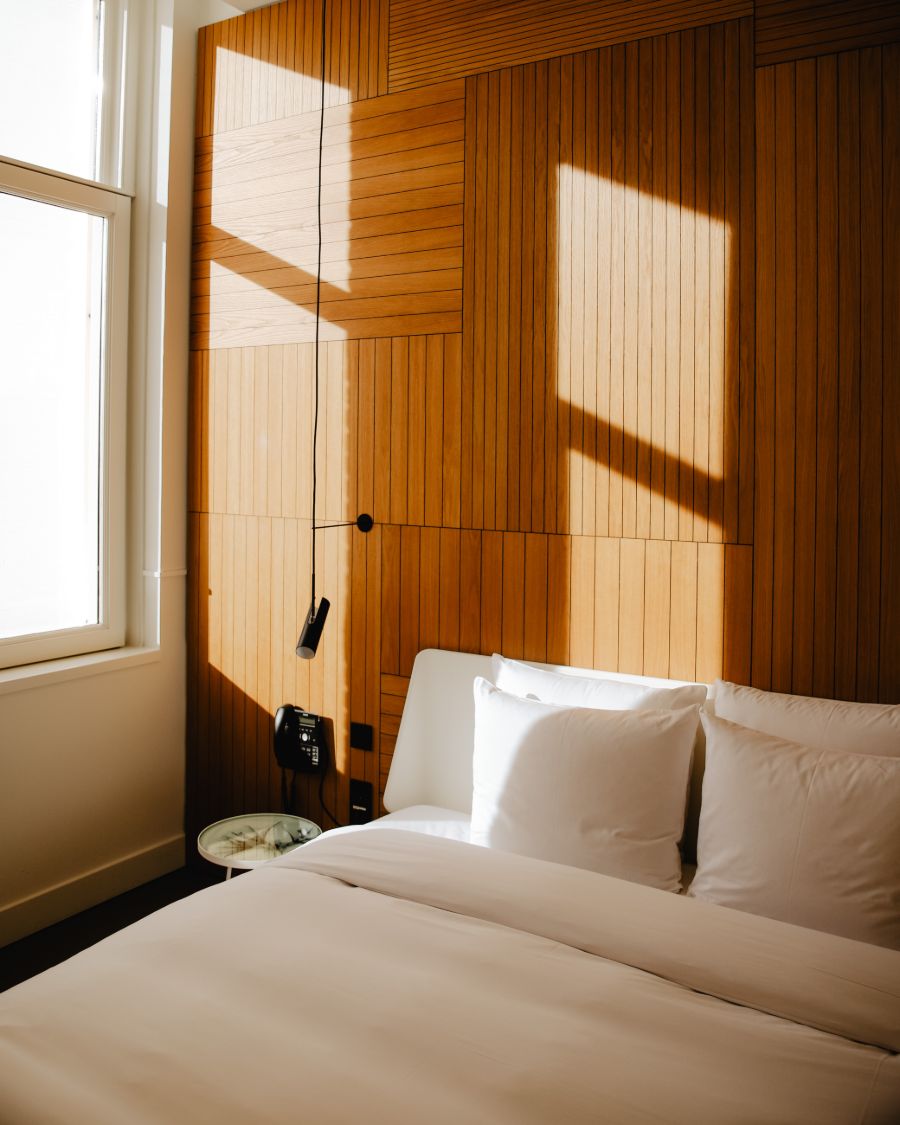 De hotelkamer met zonlicht op de muur