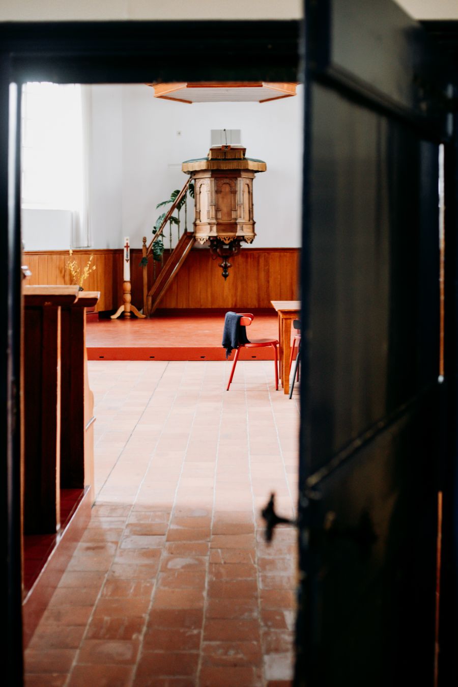 Binnenkomst in de witte kerk