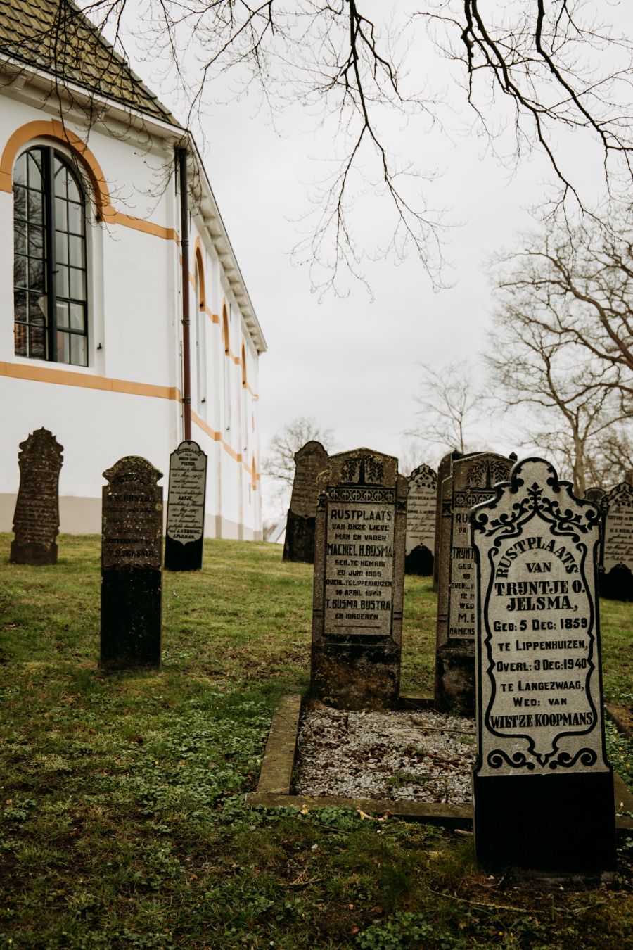 Witte kerk Hemrik graven