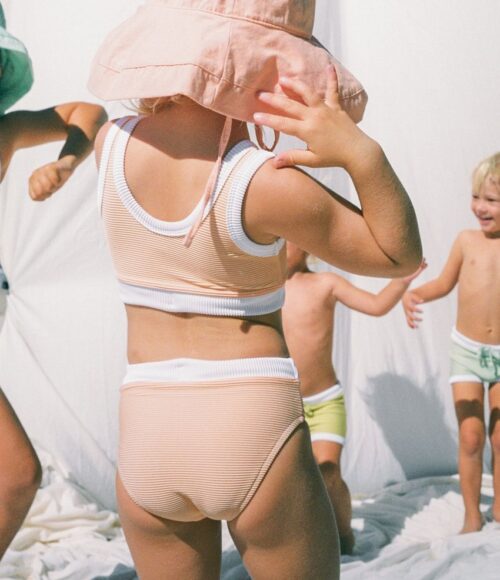 Zon-proof met UV-zwemkleding voor kindjes