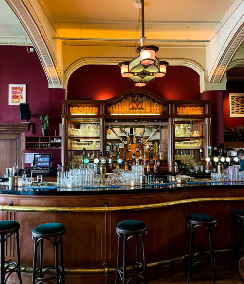 Allemaal naar het Rembrandtplein voor het nieuwe Café Kuyl in Amsterdam