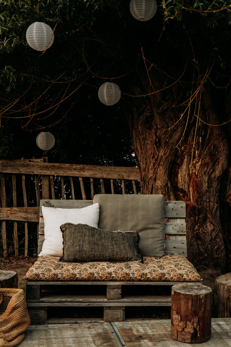 Loungebank onder de boom bed & breakfast Brookerhof