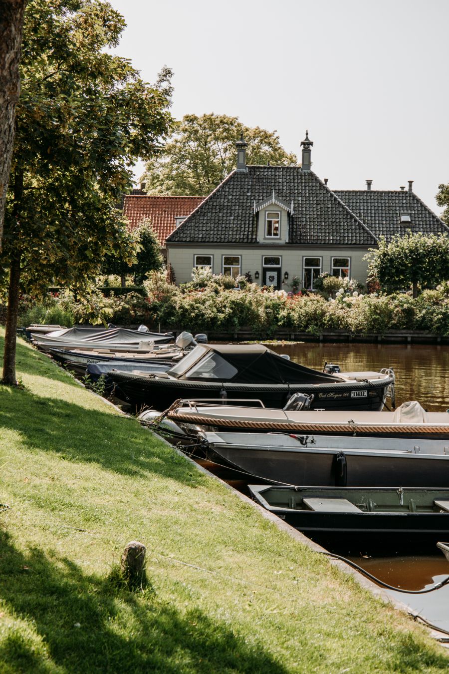 Boten langs het water