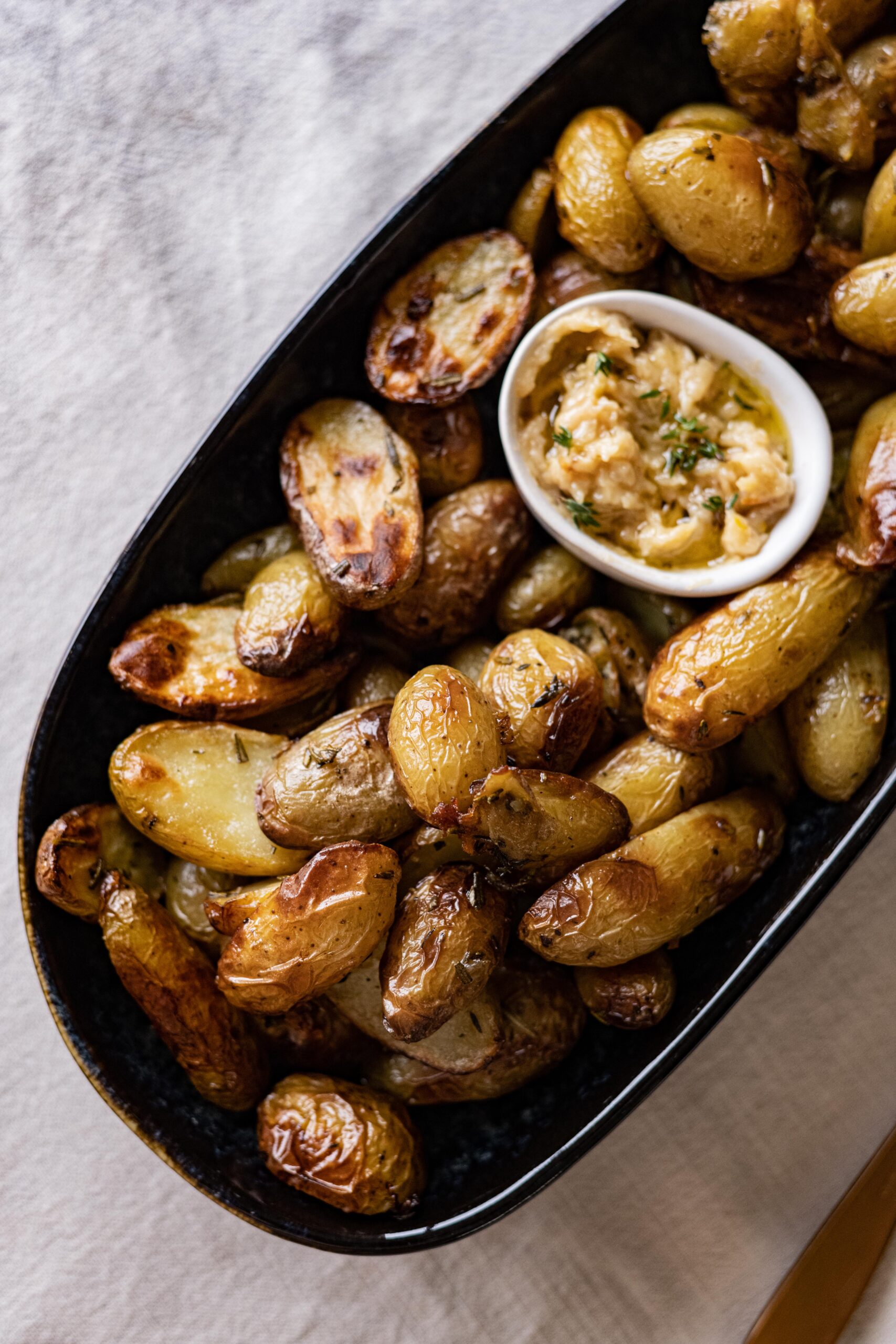 De lekkerste geroosterde aardappels met knoflookdip dankzij het geheime recept van Lynn