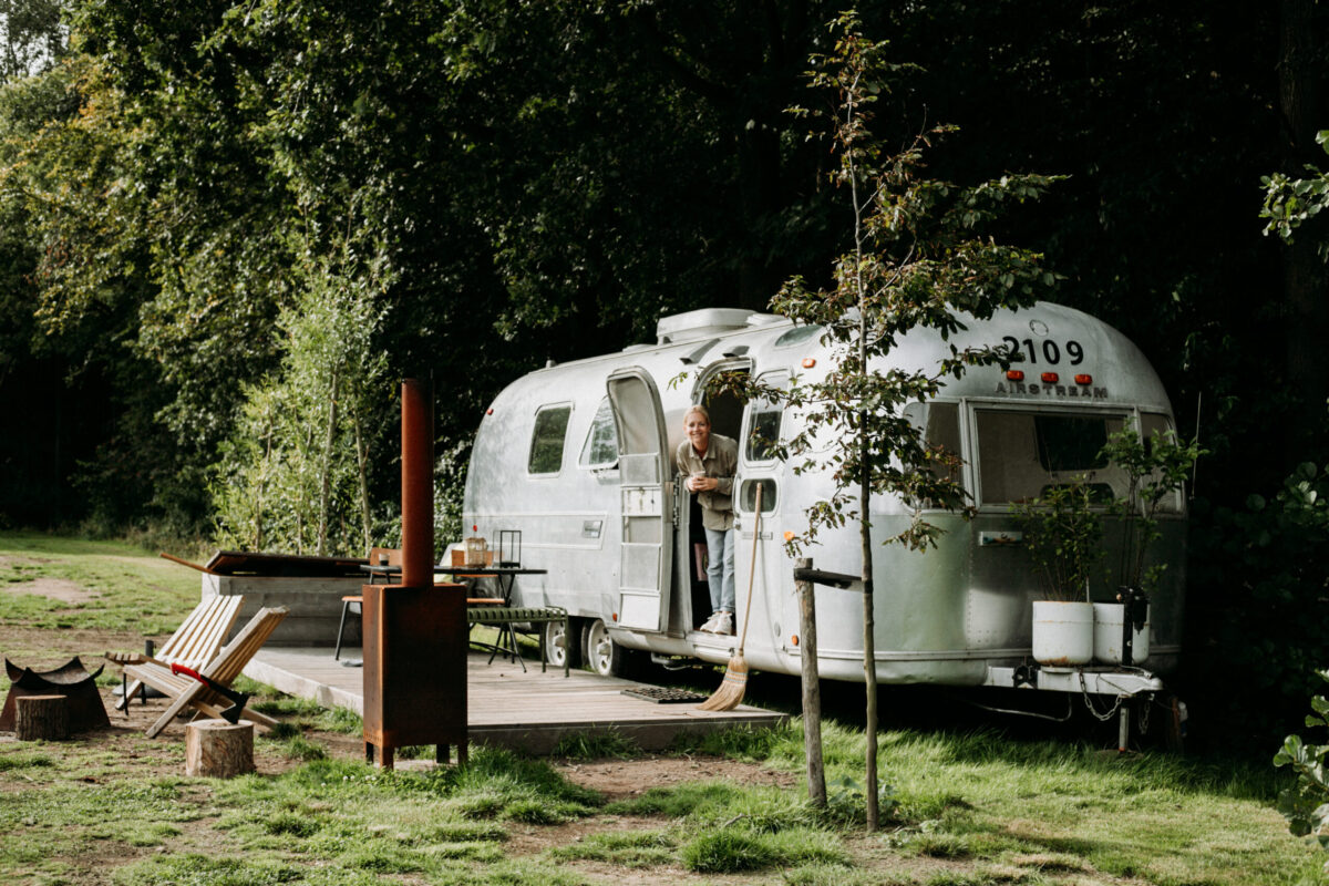 Airstream op camping het Bos Roept||De slaapkamer in de airstream|De airstream van de buitenkant|Het uitzicht vanuit de airstream|Airstream Het Bos Roept|De kas op camping Het Bos Roept|De kas op camping Het Bos Roept|Airstream op camping Het Bos Roept|Het interieur van de airstream|Het bos roept airstream interieur Nederland|De kas op camping Het Bos Roept|Het ontbijt op camping het bos roept