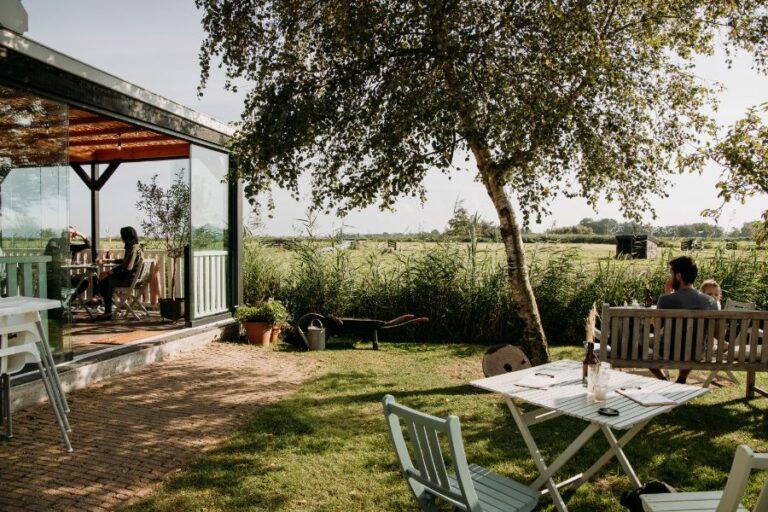 Theetuin Overleek, afgelegen oord tussen de weilanden in Noord-Holland