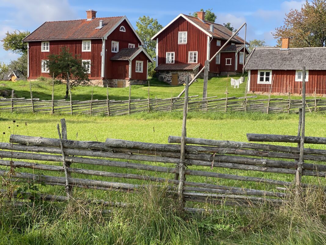 rode houten huisjes bij Åsens by