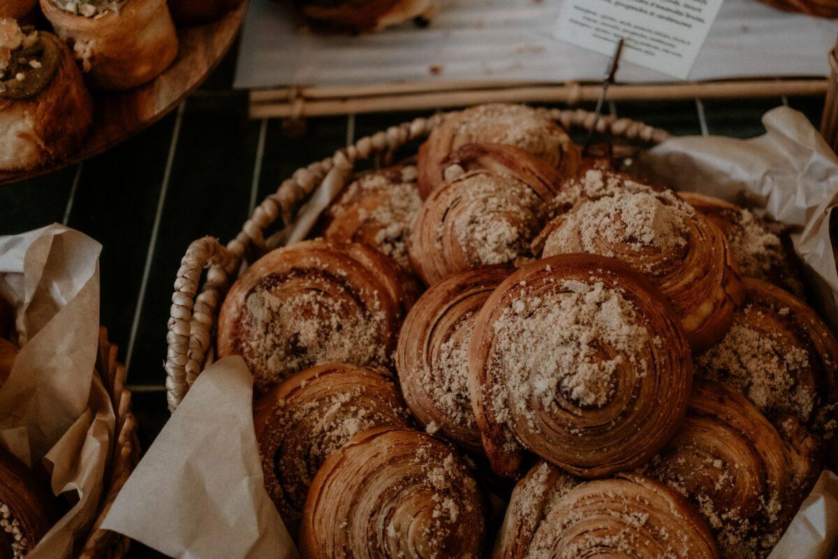 Mand met versgebakken broodjes