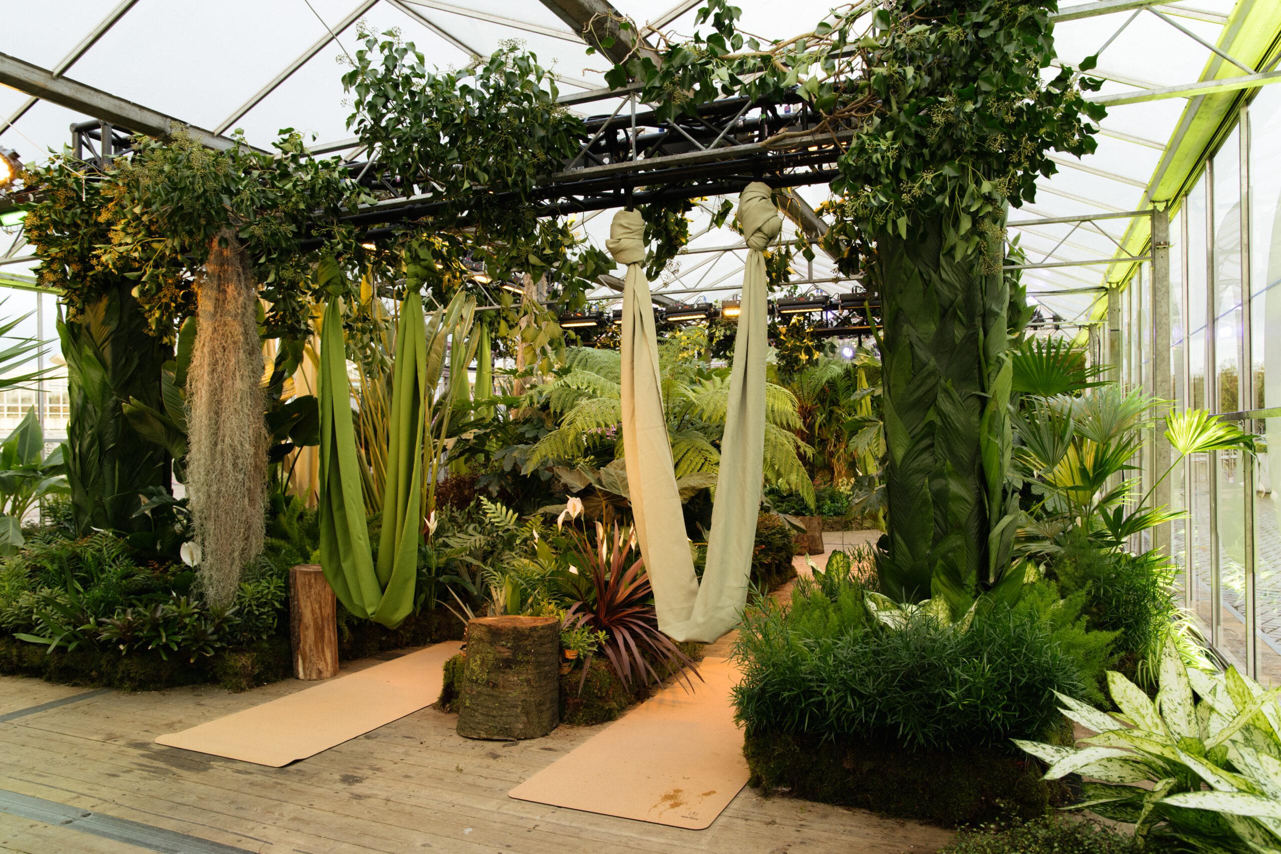 Pop-up-Gewächshaus voller Blumen und Pflanzen: MOOD GARDEN am 2., 3 ...
