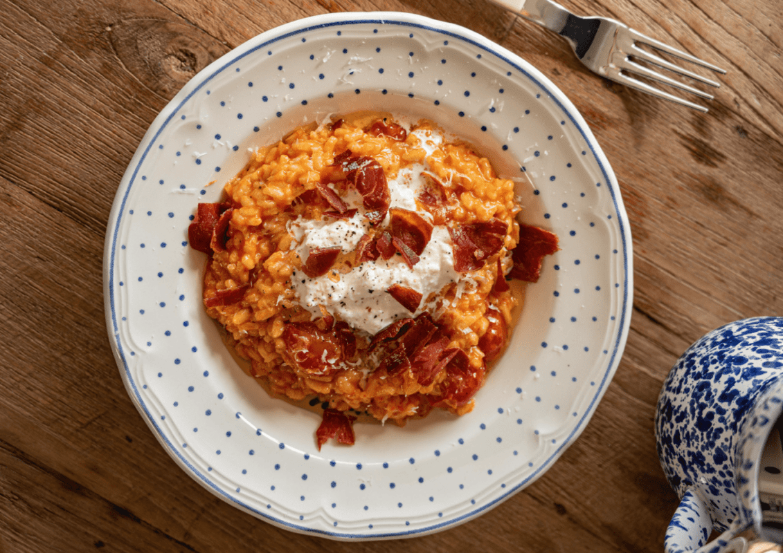 Heerlijke risotto met paprikabouillon, serranoham en stracciatella