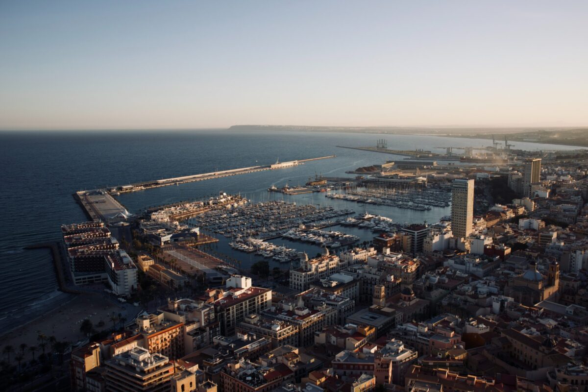 Maar ook in de gebouwen van Alicante is genoeg te beleven. Zo kan een bezoekje aan het MACA Museum niet ontbreken tijdens je vakantie naar Alicante. Het museum heeft een grote collectie aan moderne kunst met vele werken van beroemde Spaanse kunstenaars, denk aan: Pablo Picasso, Joan Miró en meer.  Het museum is gelegen in een oude stadswoning die een barokke stijl heeft.