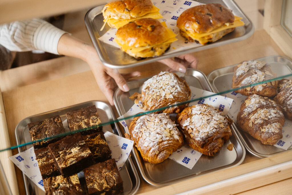 Studio Nosh in Maastricht: kleurrijk plekje met goede koffie en fijne kookboeken