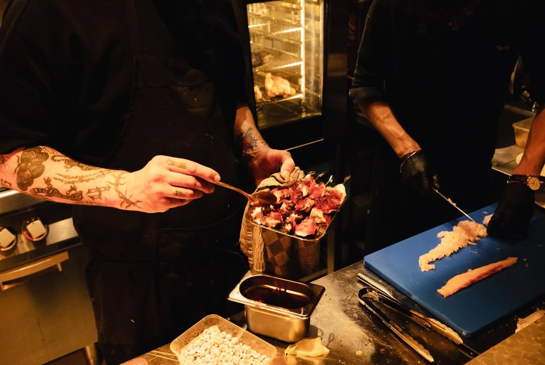 dame aan de kade amsterdam